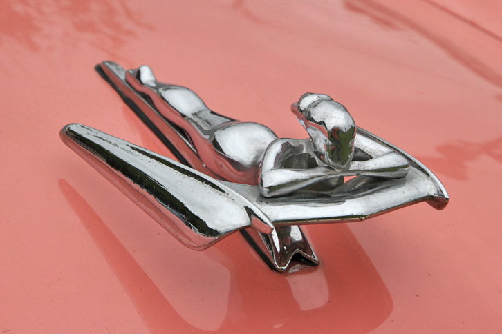 ピンクとアイボリーのツートンカラーに塗られた「ナッシュ・メトロポリタン」のボンネットに鎮座する、ステキなマスコット。