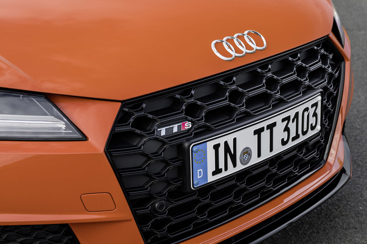 これまで縦横のバーで構成されていた「TTS」のグリルは、ハニカムタイプのデザインに変更された。