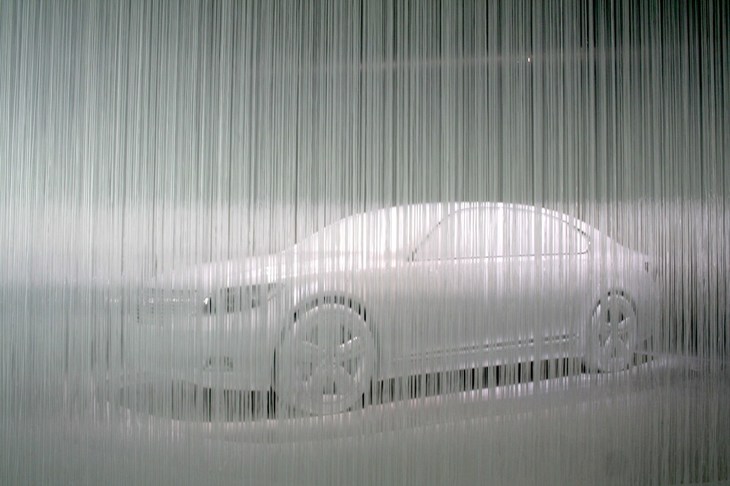 2006年のミラノデザインウィークより。この年、レクサスのアートエキシビションは吉岡徳仁氏のプロデュース。総延長700kmの透明ファイバーで「LS」のオブジェを包み隠した。