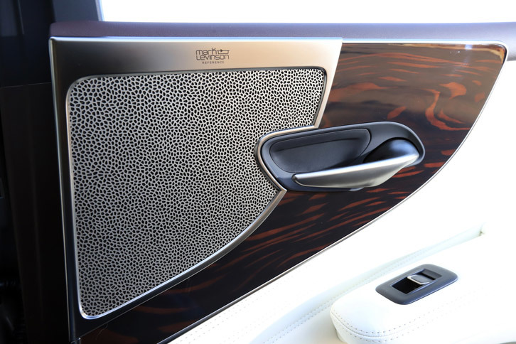 インテリアの各所に用いられた、天然杢（もく）を使った“アートウッド”の装飾パネル。テスト車には、有償オプションであるマークレビンソンの3Dサラウンドサウンドシステムが装備されていた。