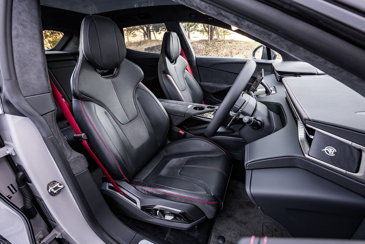 「エレトレR」ではシートとインテリアトリムをホワイト系の「クオーツ」とグレー系の「マグネタイト」、そしてブラック系の「ジャスパー」（写真）から選択できる。フロントシートにはヒーターと12Way電動調整機構が備わっている。