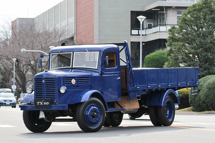 1948年「TX80トラック」。戦後間もない1946年から生産された5t積みトラック。1979年まで作られ、大型車のトップメーカーとしてのいすゞの礎を築いた、大型ボンネットトラックTXシリーズのルーツである。