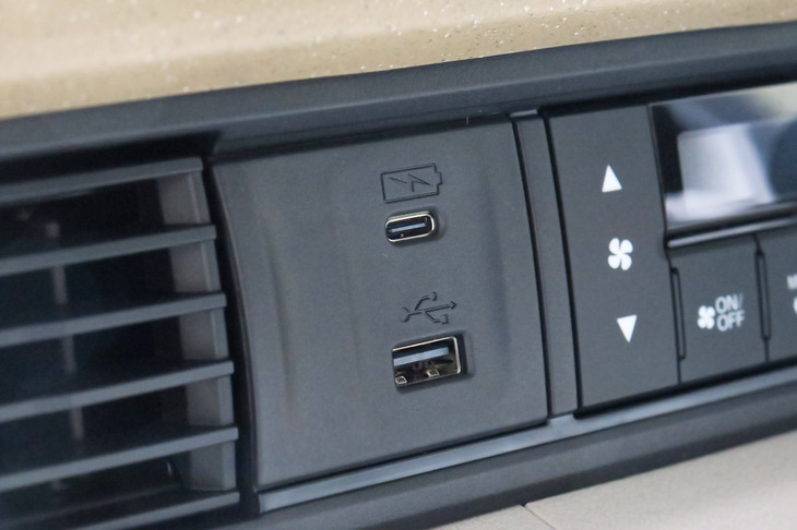 ホンダN-BOX（USB Type-A／Type-Cポート）