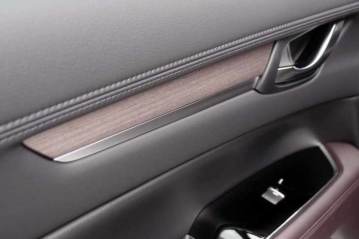 ドアのインナーパネル（写真）や助手席前方の化粧パネルには本杢（ほんもく）が用いられている。