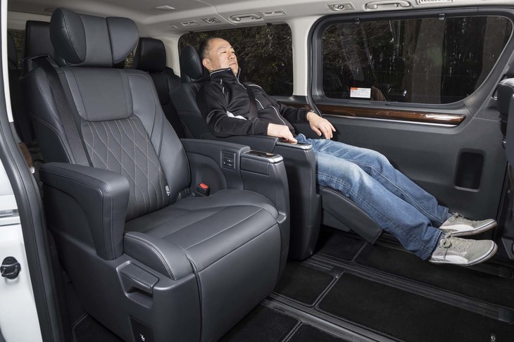 4列目と3列目を一番後ろに下げ（＝使えない）、2列目空間を最大限に広げたところ。オットマンに足を載せても前席の背もたれに足が届かない。