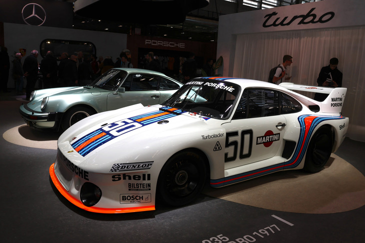 ポルシェは1973年のパリモーターショーにおける「911ターボ プロトタイプ」の公開にちなんで、“ターボの50年”を祝った。1975年「930ターボ」（写真左奥）と1977年「935ターボ」（同右手前）がブース中央に据えられていた。