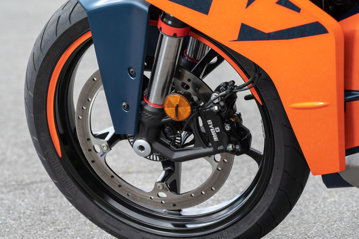 各部の軽量化も新型のトピック。特にバネ下重量については、ホイールの刷新により3.4kg、新しいBYBRE製ブレーキシステムの採用により960gの重量軽減を実現している。