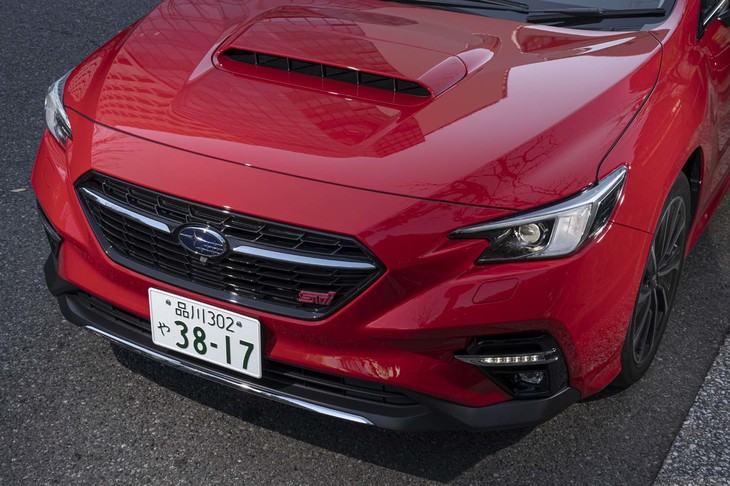 立体的なグリルやコの字型のランプが特徴的なフロントまわり。ボンネットにはターボ車らしいエアスクープが設けられている。