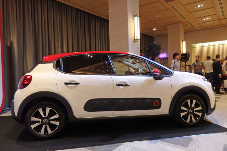 ボディーの側面には軽い接触からボディーを守る「エアバンプ」が付く。