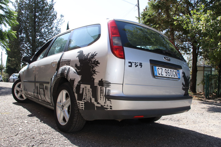 デザインはヴァルテル氏が構想。地元工房でのラッピングシート制作に3週間、貼り付けに1日を要した。