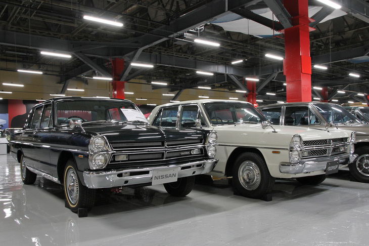 特徴的な縦型デュアルヘッドライトから「タテグロ」と俗称される、日産との合併後の1967年に登場した3代目「グロリア」。左が1969年、右が1970年の、どちらもグレードは「スーパーデラックス」である。見たところフロントグリルのパターンが異なるくらいだが、実は中身も違う。2リッター直6 SOHCエンジンが、69年式は旧プリンス設計のG7型だが、70年式は日産製のL20型に換装されているのだ。それに伴い型式名もPA30からHA30に変更された。