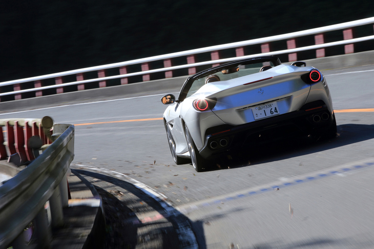 公式発表によれば「ポルトフィーノ」では「カリフォルニアT」よりも車重が80kg軽くなっている。この軽量化とパワーアップされたエンジンによって、動力性能を大きく向上させている。