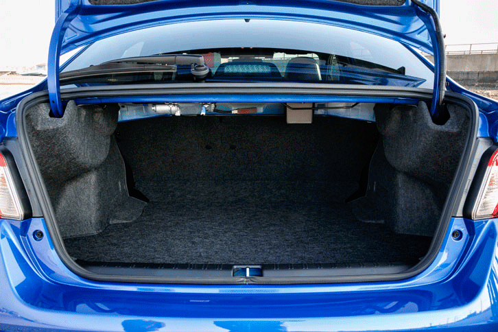 荷室の様子。リアシートの背もたれを前方に倒すことで、容量を拡大できる。（写真をクリックすると荷室のアレンジが見られます）