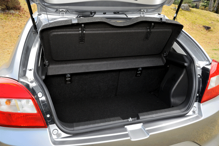 荷室には後席を起こした状態で320リッターの容量を確保。床面の高さを2段階に調整できるラゲッジボードが標準装備される。（写真をクリックすると、シートの倒れる様子が見られます）