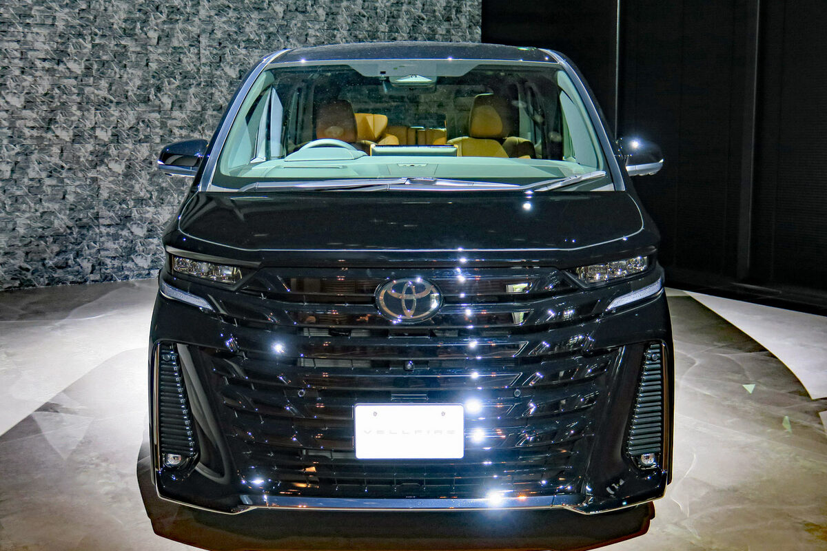トヨタが高級ミニバンの新型「アルファード／ヴェルファイア」を発売 