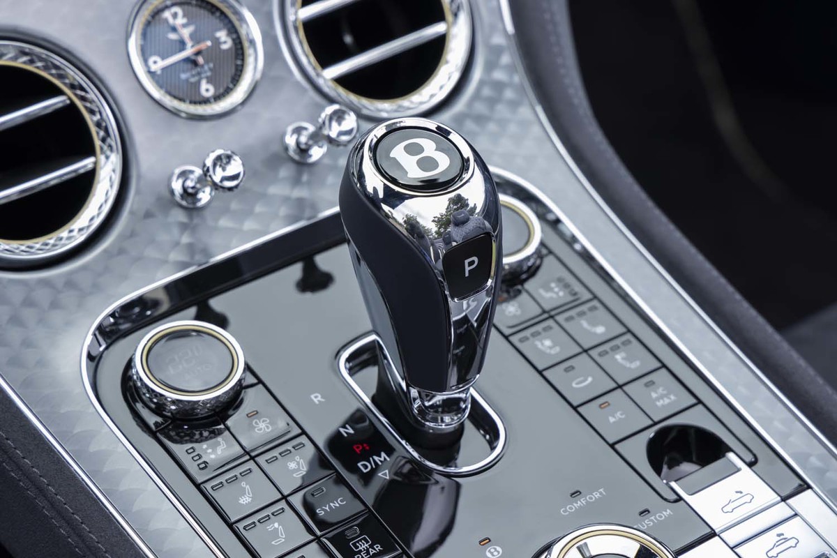 ベントレー・コンチネンタルGTコンバーチブル スピード（4WD/8AT 