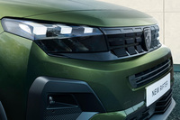 ヘッドランプおよびフォグランプは、従来のハロゲンからLEDに変更された。