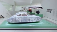 ポルシェのヒストリーを紹介するポルシェ博物館には「タイプ64」のボディーシェル（複製）が展示されている。