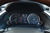 2眼タイプのオプティトロンメーター。中央にはインフォメーションディスプレイがレイアウトされる。