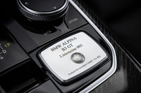 従来のBMWアルピナ車には、個別のシリアルナンバーを記載するプレートがセンターコンソールに取り付けられていた。写真はドイツでテスト走行を行った「B3 GTリムジン アルラット」のもの。BMW傘下となった新生BMWアルピナでは、こうした装備がどうなっていくのかにも注目だ。
