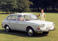 1968年「フォルクスワーゲン411」（タイプ4）。フォルクスワーゲン初となるモノコックボディーに1.7リッターの空冷フラット4を搭載。1972年にマスクを改め、エンジンを1.8リッターに拡大するなどした「412」に発展した。
