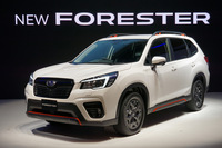 日本における現行型「フォレスター」の正式発表は2018年6月20日。当初は2リッターハイブリッドと2.5リッター自然吸気エンジンがラインナップされていたが、後に後者は廃止となり、かわって1.8リッターターボが登場した。