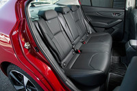 リアシートは6：4の分割可倒式。カップホルダー付きのセンターアームレストが全車標準装備となる。