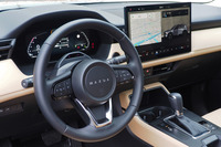 新意匠の液晶メーターに、ステアリングホイールのスイッチパネル等、各インターフェイスは従来型から大きく変わっている。