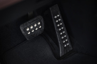 アクセルペダルはBMWではおなじみのオルガン式。ただし、ブレーキも含めて妙にレーシーなこのペダルの形状は他のモデルでは見たことがない。