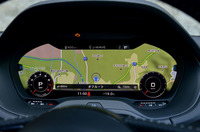 全面が液晶画面になったメーターパネル「アウディバーチャルコックピット」は標準装備。写真のようにカーナビの地図を表示することができる。