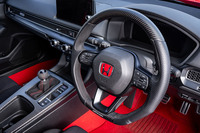 サーキットからワインディングロードまで多様なドライブシーンを想定し、形状、材質にこだわり抜いたという「スポーツステアリングホイール」。上下がカーボン、左右外側がパンチングレザー、左右内側がアルカンターラという非常に凝ったつくりになっている。