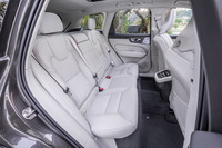 リアのシートヒーターが標準で装備される「B5 AWDインスクリプション」グレード。背もたれには、60：40の分割可倒機構とスキーホールが備わる。