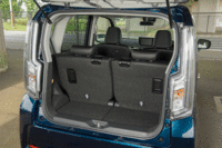 荷室まわりでは、後席のスライドレバーをシートバックに設置。荷室側から後席のスライド調整を可能とすることで、利便性を改善している。（写真をクリックすると、シートの倒れる様子が見られます）