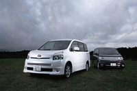 トヨタ・ヴォクシーZS（FF/CVT） vs 日産セレナ ハイウェイスター（FF/CVT）【短評（前編）】