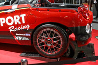 展示車両ではリアのホイールハウスと後輪の位置がズレている。リアまわりを後輪の位置に合わせて整え、リアオーバーハングを削れば、外寸は軽自動車規格に収まるという。