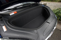 ボンネット下には、フロントトランク＝「フランク」と呼ばれる、容量187リッターの荷室が用意される。正面衝突時に衝撃を吸収して乗員を守る、クランプルゾーンとしても機能する。