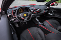 先代モデルの「F12ベルリネッタ」から一新されたインテリアデザイン。手元でさまざまな設定が可能なステアリングホイールも新デザインとなる。