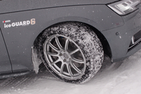 雪上性能は、トレッド面の溝面積を増やし、カギ形のスポットを設けることで改善。雪道を踏み固めながら、溝に入った雪を効率的に排出できるようになったという。