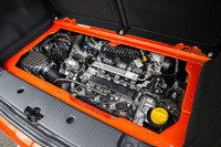 ラゲッジルームの下に搭載される、最高出力109ps、最大トルク170Nmの0.9リッター直3ターボエンジン。RRの駆動レイアウトは、「GT」に限らず「トゥインゴ」全体の特徴となっている。