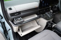 大容量のグローブボックスに加えて、カップホルダーも至るところに用意される。ダッシュボードの上にあるファブリックの部分の中にも収納スペースがある。