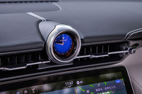 センターコンソールのタッチパネルで表示デザインが選択できる、ダッシュボード中央の「マセラティウオッチ」。表示は「クラシック」（写真）と「スポーツ」「デザイン」の3種類から選択できる。