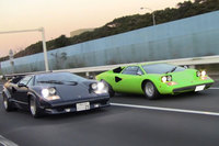 「カウンタック アニバーサリー」（左）と「カウンタックLP400」（右）との走行シーン。