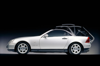 1996年に登場した初代「メルセデス・ベンツSLK」には、リトラクタブルハードトップが採用されていた。