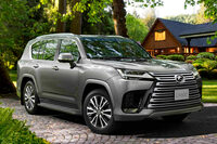 コワモテという意味では、間違いなく世界最強格の一台である「レクサスLX」だが、ボディー全体を通して見ると、フロントグリルがこの意匠である必然性があまり感じられない。バンパーや顔まわりの造形だけでボディーとグリルの帳尻を合わせている感があるのだ。　
	ほった「まぁ、そのムリヤリ感も嫌いじゃないんですけどね」