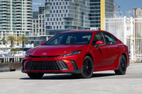 「プリウス」のような“ハンマーヘッド顔”を得た最新の「トヨタ・カムリ」は、2023年デビューの11代目。2.5リッターのハイブリッドセダンとして日本市場に戻ってくる。