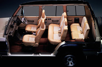 乗用車然とした上質な「エクシード」のインテリア。1988年には乗り心地を考慮するべくリアサスペンションをリーフ式から3リンク式コイルに変更するなど、市場のニーズに応えて「パジェロ」は進化していった。