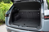 荷室容量は、通常時で591リッター。後席をたためば最大で1383リッターまで拡大できる。