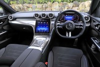 中央の11.9インチディスプレイが主張するダッシュボード。ドライブモードセレクターなどはディスプレイ基部のタッチスイッチ群に移され、コンソール部分のメカニカルスイッチがなくなった。