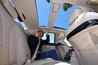 試乗車にはパノラミックスライディングルーフも装備されていた。これまたラグジュアリー！