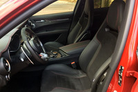 ヘッドレスト一体型のスパルコレーシングシート（オプション）。表皮はレザーとアルカンターラからなる。